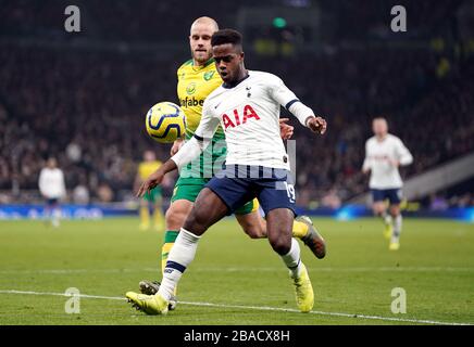 Teemu Pukki di Norwich City e Ryan Sessegnon di Tottenham Hotspur (a destra) combattono per il pallone Foto Stock