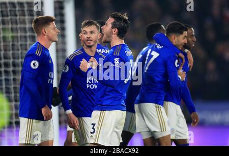 Ben Chilwell (centro) di Leicester City celebra il terzo obiettivo del gioco per le sue squadre Foto Stock