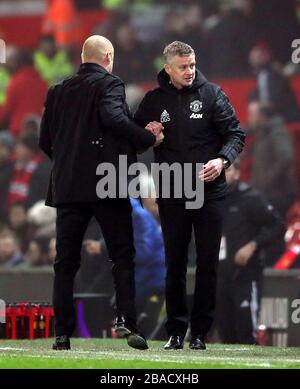 Il manager di Burnley Sean Dyche (a sinistra) e il manager del Manchester United Ole Gunnar Solskjaer scuotono le mani dopo la partita Foto Stock