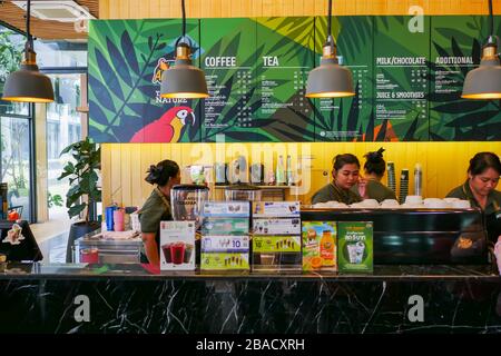 Bangkok, Thailandia - Settembre 2019: La gente sta prendendo la pausa pranzo al Cafe Amazon a Bangkok, Thailandia. Il caffè Amazon è in una posizione bellissima. Foto Stock