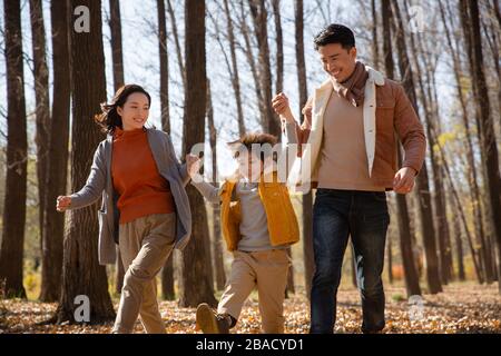 Buona famiglia di tre persone all'aperto Foto Stock