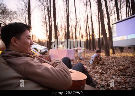 Happy Family camping all'aria aperta Foto Stock