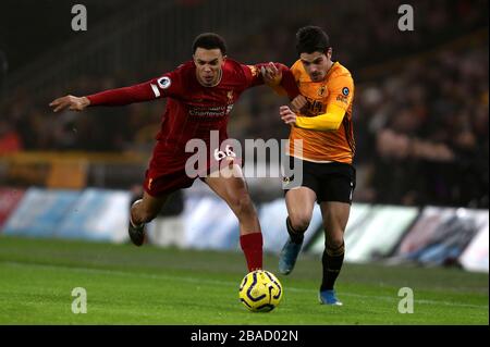 Trent Alexander-Arnold di Liverpool (a sinistra) e Pedro Neto di Wolverhampton Wanderers (a destra) combattono per la palla Foto Stock