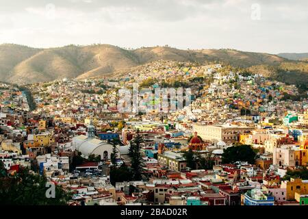 Paesaggio urbano della città di Guanajuato con la Basilica di nostra Signora di Guanajuato, Messico. Foto Stock