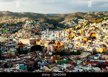 Paesaggio urbano della città di Guanajuato con la Basilica di nostra Signora di Guanajuato, Messico. Foto Stock