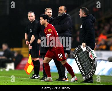 Takumi Minamino di Liverpool (18) è sostituito da Sadio Mane Foto Stock