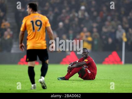 Il Sadio Mane di Liverpool si siede sul campo prima di essere sostituito con un infortunio Foto Stock