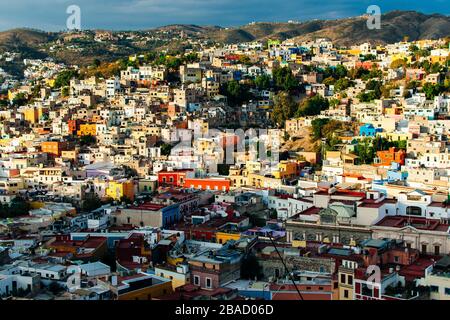 Paesaggio urbano della città di Guanajuato con la Basilica di nostra Signora di Guanajuato, Messico. Foto Stock