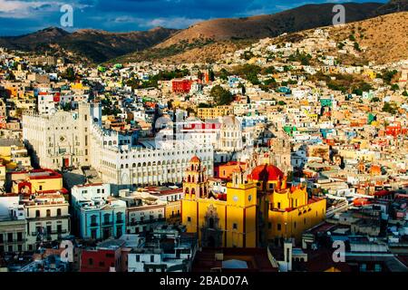 Paesaggio urbano della città di Guanajuato con la Basilica di nostra Signora di Guanajuato, Messico. Foto Stock