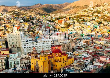 Paesaggio urbano della città di Guanajuato con la Basilica di nostra Signora di Guanajuato, Messico. Foto Stock