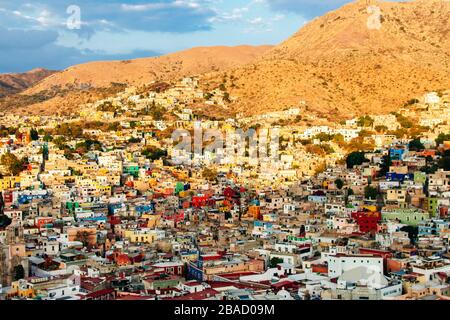 Paesaggio urbano della città di Guanajuato con la Basilica di nostra Signora di Guanajuato, Messico. Foto Stock