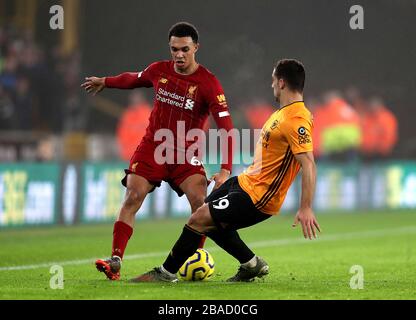 Trent Alexander-Arnold di Liverpool (a sinistra) e Jonny (a destra) di Wolverhampton Wanderers combattono per la palla Foto Stock