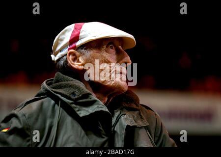 Un appassionato di atletica di Charlton negli stand durante la partita Foto Stock
