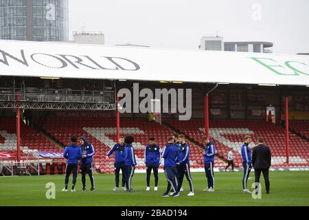 I giocatori di Leicester City controllano il campo prima della partita Foto Stock