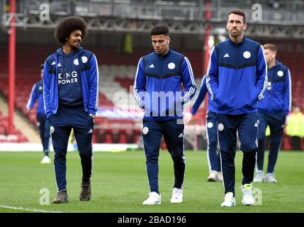 Hamza Choudhury, James Justin e Christian Fuchs di Leicester City sono in grado di ispettire il campo davanti alla partita Foto Stock