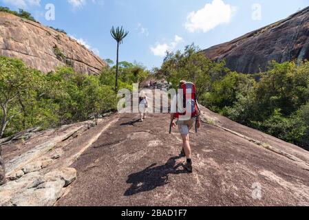 I turisti camminano intorno al Parco Nazionale di Matobo in Zimbabwe. Foto Stock