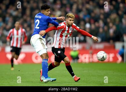 James Justin di Leicester City e Emiliano Marcondes di Brentford si battono per la palla Foto Stock