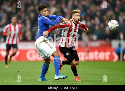 James Justin di Leicester City (a sinistra) e Emiliano Marcondes di Brentford si battono per la palla Foto Stock