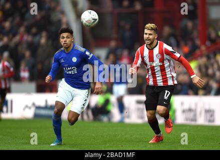 James Justin di Leicester City (a sinistra) e Emiliano Marcondes di Brentford si battono per la palla Foto Stock