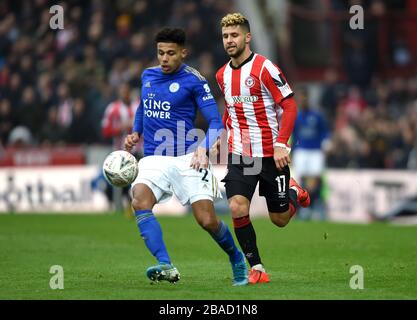 James Justin di Leicester City (a sinistra) e Emiliano Marcondes di Brentford si battono per la palla Foto Stock