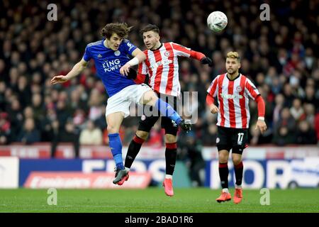 Caglar Soyuncu di Leicester City (a sinistra) e Halil Dervisoglu di Brentford combattono per la palla Foto Stock