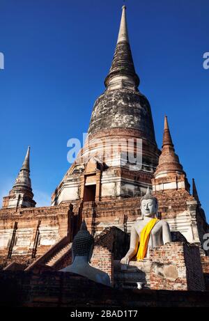 Grande statua del Buddha in Wat Yai Chai Mongkol monastero di Ayuttaya, Thailandia Foto Stock