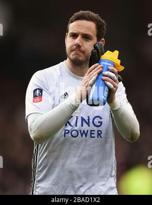 Il portiere di Leicester City, Danny Ward, applaude i fan dopo il fischio finale Foto Stock