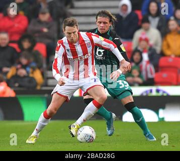 Nick Powell (a destra) di Stoke City combatte con il Conor Gallagher di Swansea City Foto Stock