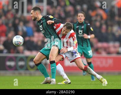 Nick Powell (a destra) di Stoke City è inchinato da Matt Grimes di Swansea City Foto Stock