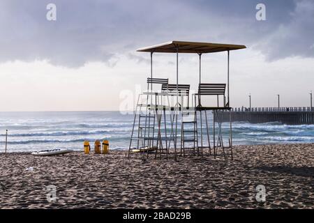 Bagnino della città e le attrezzature di salvataggio sulla spiaggia di mattina presto Foto Stock