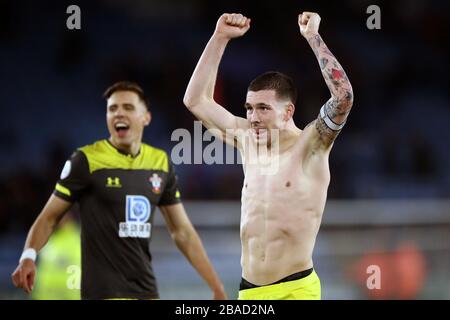 Pierre-Emile Hojbjerg (a destra) di Southampton celebra la loro vittoria dopo il fischio finale Foto Stock