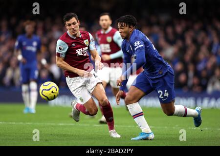 Jack Cork di Burnley (a sinistra) e Reece James di Chelsea combattono per la palla Foto Stock