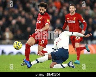 Tottenham Hotspur's Danny Rose fa un salto su Mohamed Salah di Liverpool (a sinistra) Foto Stock