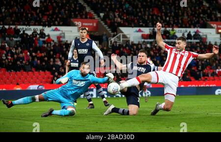Sam Vokes di Stoke City si avvicina con questo tentativo contro Millwall durante il Campionato Sky Bet allo stadio bet365 Foto Stock