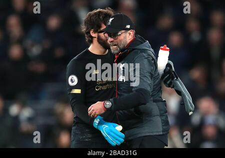 Il manager di Liverpool Jurgen Klopp (a destra) festeggia con il portiere Ramses Alisson dopo il fischio finale Foto Stock