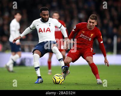 Danny Rose di Tottenham Hotspur (a sinistra) e Roberto Firmino di Liverpool combattono per la palla Foto Stock