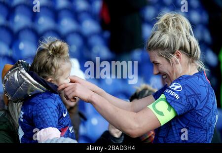 Millie Bright, donna di Chelsea, saluta un giovane fan di Chelsea negli stand dopo la partita Foto Stock