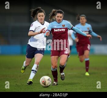 Ryan Sessegnon (a sinistra) e Cecilie Kvamme di West Ham United combattono per il pallone Foto Stock