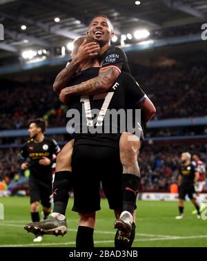 Gabriel Jesus (top) di Manchester City festeggia il suo quarto obiettivo del gioco con Kevin De Bruyne che ha fornito l'assistenza Foto Stock