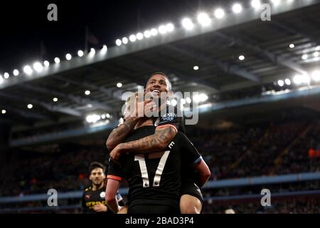 Gabriel Jesus (top) di Manchester City festeggia il suo quarto obiettivo del gioco con Kevin De Bruyne che ha fornito l'assistenza Foto Stock