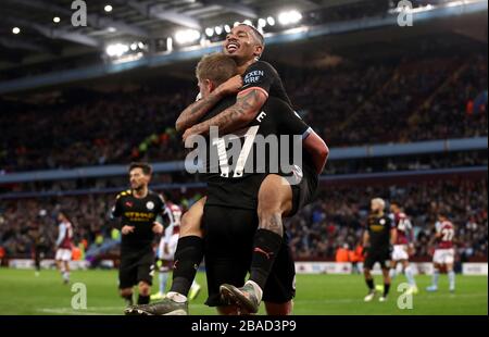 Gabriel Jesus (top) di Manchester City festeggia il suo quarto obiettivo del gioco con Kevin De Bruyne che ha fornito l'assistenza Foto Stock