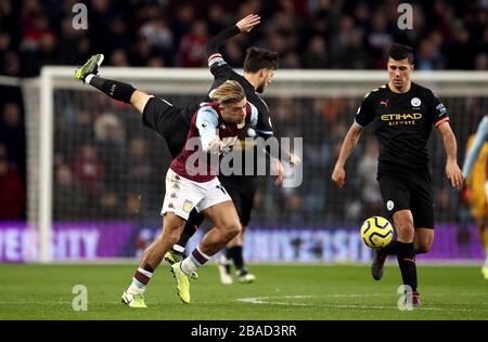 Jack Grealish di Aston Villa (a sinistra) e David Silva di Manchester City combattono per il pallone Foto Stock