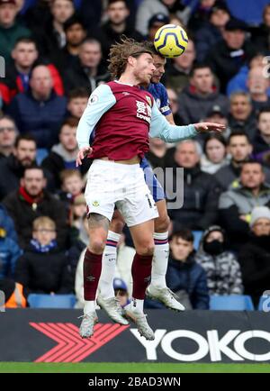 Jeff Hendrick di Burnley (a sinistra) combatte con Cesar Azpilicueta di Chelsea Foto Stock