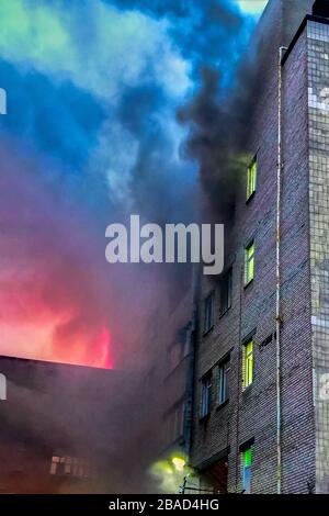 incendio nell'edificio al terzo e quarto piano, i vigili del fuoco iniziano a spegnersi. Foto Stock