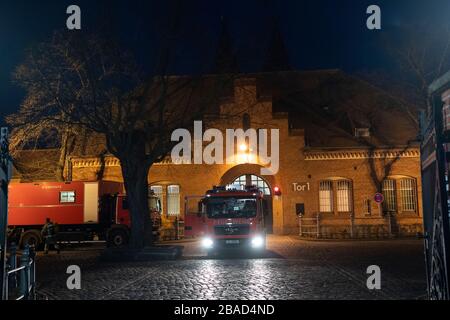 Berlino, Germania. 27 marzo 2020. I veicoli di emergenza dei vigili del fuoco lasciano l'impianto di correzione di Tegel al mattino. Per ragioni ancora sconosciute, un incendio scoppiò in un blocco di cellule questa mattina presto. Una persona è stata uccisa. Credit: Paul Zinken/dpa-zb-Zentralbild/dpa/Alamy Live News Foto Stock