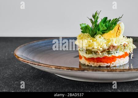 Vista ravvicinata dell'insalata con riso, carote, cetrioli sottaceto, carne di manzo e formaggio Foto Stock