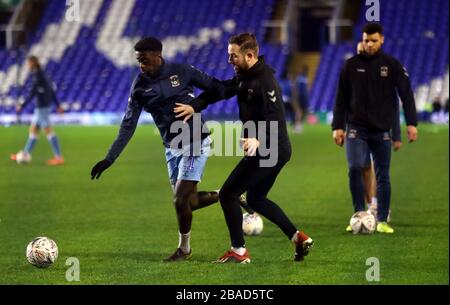 Jordy Hiwula di Coventry City si riscalda prima della partita Foto Stock