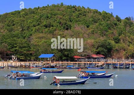 Barche da pesca a Porto Malai, Città di Chenang, Isola di Langkawi, Malesia, Asia Foto Stock