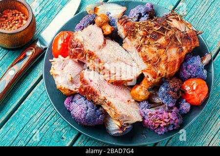 Porchetta di maiale italiana con cavolfiore.cucina tradizionale italiana per le vacanze. Foto Stock