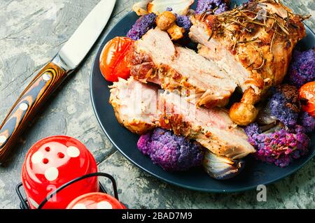 Porchetta di maiale italiana con cavolfiore.cucina tradizionale italiana per le vacanze. Foto Stock